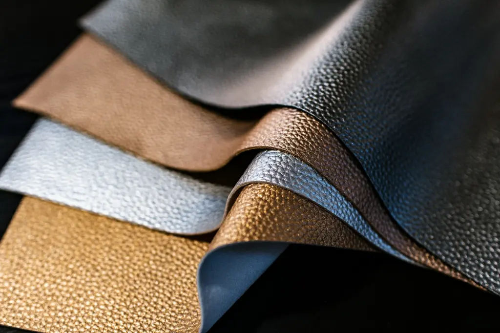 unsplash_qATevUkntlo_leather.webp